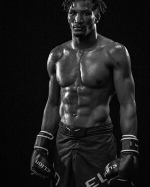 Mansour Barnaoui Instagram - Qui a dit qu’un fighter ne pouvait pas porter un costume ? Swipez à droite et dites moi en commentaire la photo que vous préférez 🙏🏾
📸 @sessiondesert