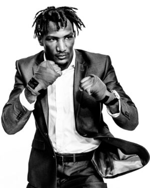 Mansour Barnaoui Instagram - Qui a dit qu’un fighter ne pouvait pas porter un costume ? Swipez à droite et dites moi en commentaire la photo que vous préférez 🙏🏾
📸 @sessiondesert