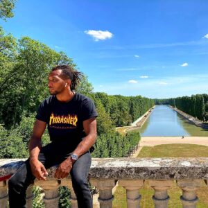Mansour Barnaoui Instagram - The best things in life are free, like sitting under the sun with Mobb Deep music in my ears☀️🎶
@beugmac📸

#sun #mobbdeep #pose #bleu #music #power #thrasher