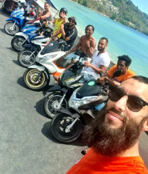 Mansour Barnaoui Instagram - La Familia 🔥🔥🔥
#Coronavirus #phuket #Thaïlande #family #pv #brother #mma #boxer #beach #bike #rider #power
