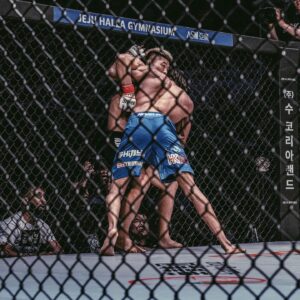Mansour Barnaoui Instagram - [PHOTOS EXCLUSIVES] Un souvenir plus que mémorable, un moment pour lequel j’ai travaillé pendant des années 🙏🏾🥊🏆
📸 @sessiondesert