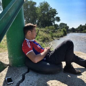 Mansur Khatuev Instagram - ⚜️Мир очень несправедлив! Для места под солнцем нужно постоянно бороться.. И только от тебя зависит , кто ты в этой жизни , пешка или король , кукла или кукловод ...⚜️
#Случайное #фото #от #брата😂 #Природа #очень #нравится