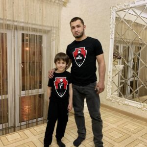 Mansur Khatuev Instagram - «... После недолгой паузы, он впервые посмотрел на своего первенца.
- Я знаю, в честь кого назову моего сына!

- Ты опоздал, - робко ответила жена, боясь задеть этими словами мужа. - Нана уже дала ему имя.
Эди фыркнул и снова отвернулся к окну.

- Всего-то хотел дать сыну имя воина, - сказал он с досадой в голосе, - в память о великом Имаме Кавказа - Шейх-Мансуре , а не гончара и кожевника. Воистину прошел век героев.

— Эди помолчал минуту, всматриваясь в ночь, потом вздохнул и, смягчив тон, спросил:
- Ну, и как его зовут?

Она немного смутилась, заметив переменчивость в настроении мужа, и чуть заметно улыбнулась.
В небе наконец взошла полная луна, свет от которой заполнил темную комнату.

Где-то неподалеку, впервые за несколько лет, тихо завыл волк.

Жена посмотрела на малыша, погладила его крохотный лоб и спокойно ответила:
- Его зовут Байсангур...»