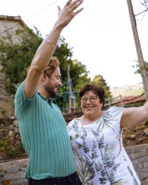 Manuel Carrasco Instagram - Qué bonito Flechas, qué bonita su gente, sus vecinos, sus calles estrechas... ❤️

Viajé al pasado estando en el presente y lo sentí como al principio de todo. Qué entrañable ha sido. Gracias por acompañarme en mi penúltima flecha.