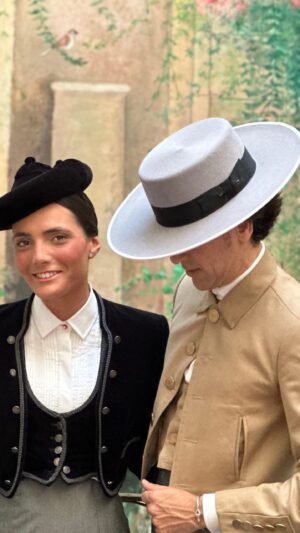 Manuel Lombo Instagram - Making off de un día a caballo con mi @paulasuarez0_ 
#feriadesevilla