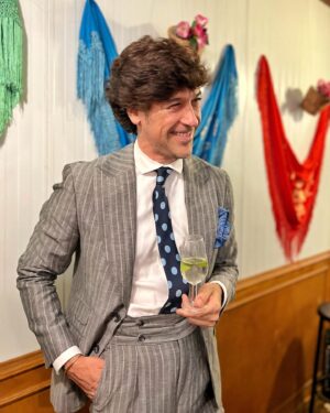 Manuel Lombo Instagram - ¿Vamos a por otro asalto?
Otras miles de gracias a @alvaromoreno.es que me está vistiendo toda esta feria.#
#feriadesevilla