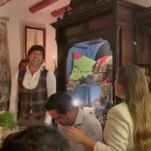 Manuel Lombo Instagram - Momentos así, suelen  darse muy a menudo en La Veragua cada vez que hay una celebración. Pero ésta, no era una cualquiera… Una de mis niñas cumplía su mayoría de edad y había que prepararlo todo con mas cariño que nunca, básicamente, porque ella se merece TODO. 

Es una excelente persona, con un talante buenísimo, una inocencia algo impropia de su edad, -y que espero, no le haga sufrir demasiado en este valle de lágrimas-, una generosidad pasmosa y por si fuera poco, una capacidad de trabajo y esfuerzo que solo he visto en contadas ocasiones. Y ya para rematar el cuadro, es ARTISTA. @rocioaviles_  no has parado de darme las gracias estos días. Ahora me toca a mi: gracias a ti por ser tan generosa conmigo, no hay ni una sola vez que te llame con uno de mis “inventos” y me encuentre con una negativa por tu parte. Siempre dispuesta, siempre atenta a lo que los demás necesitan, siempre dócil, siempre tan amable. 

Como tú decías en tu post, me podrías llevar horas; pues igual. No es pasión de “tío” es que los que me estén leyendo y te conozcan un poco, estarán asintiendo con la cabeza porque es verdad. 

Te quiero desde que eras un “zaco” de patatas, mi “zaquito”.