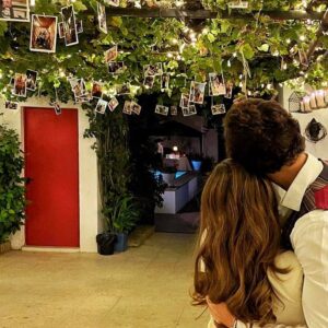 Manuel Lombo Instagram - Momentos así, suelen  darse muy a menudo en La Veragua cada vez que hay una celebración. Pero ésta, no era una cualquiera… Una de mis niñas cumplía su mayoría de edad y había que prepararlo todo con mas cariño que nunca, básicamente, porque ella se merece TODO. 

Es una excelente persona, con un talante buenísimo, una inocencia algo impropia de su edad, -y que espero, no le haga sufrir demasiado en este valle de lágrimas-, una generosidad pasmosa y por si fuera poco, una capacidad de trabajo y esfuerzo que solo he visto en contadas ocasiones. Y ya para rematar el cuadro, es ARTISTA. @rocioaviles_  no has parado de darme las gracias estos días. Ahora me toca a mi: gracias a ti por ser tan generosa conmigo, no hay ni una sola vez que te llame con uno de mis “inventos” y me encuentre con una negativa por tu parte. Siempre dispuesta, siempre atenta a lo que los demás necesitan, siempre dócil, siempre tan amable. 

Como tú decías en tu post, me podrías llevar horas; pues igual. No es pasión de “tío” es que los que me estén leyendo y te conozcan un poco, estarán asintiendo con la cabeza porque es verdad. 

Te quiero desde que eras un “zaco” de patatas, mi “zaquito”.