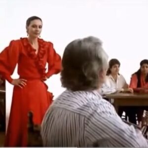 Manuel Lombo Instagram - Tenía muchas ganas de contar esta historia. Esta bellísima señora es Merche Esmeralda, una de las bailaoras sevillanas de más  relevancia de las últimas décadas. La semana pasada fue galardonada en la entrega de los premios flamencos de Cajasol. Creedme que conocerla y tratarla a raíz de este evento, ha sido de las cosas hermosas que he recibido por mis quehaceres en este camino de la vida, por donde transito de charco en charco.

Con esta costumbre adquirida  de la televisión, nuestro almuerzo, más que un encuentro, ¡se convirtió en un tercer grado! No podía creerme que al placer de estar dando un primer sorbo a una cerveza helada, (acabo de expresar lo que para mí significa la felicidad), se sumaba el estar conociendo profundamente, a uno de mis iconos artísticos. 

Pensar que la descubrí en el cine cuando tenía doce años a través de la película “Sevillanas” de Carlos Saura y que en ese momento, me encontraba frente a frente hablándonos de lo divino y lo humano, -bastante más de lo primero, puesto que los dos tenemos profundas raíces en la misma fe-, era como una feliz ensoñación, en la que te esfuerzas por no despertar…

“Qué suerte tienen algunos”, pues si; la tengo.