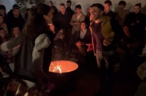 Manuel Lombo Instagram - Fue todo como un sueño;La Veragua llena de familia y amigos,entre el olor a eucalipto y lavanda,-que con inspiración bucólica había colocado @luisbenitez78 con tantísimo gusto-. 

Ver la cara de emoción de todos los presentes cuando Salmarina hacía un recorrido por la banda sonora de nuestra vida… ¡Ay! @arcangel_flamen esa expresión tuya no la voy a olvidar nunca. ¡Qué de señas y codazos cuando  Évora se abandonaba a su locura en las teclas del centenario Gaveau! Y es que hacía muchos años que estos genios no se juntaban…

Fue como un sueño estar acompañado de tantos amigos  del mundo del toro @garrido_santos @jgaldosm  @urdialesweb  @miguel_a_perera @fernandocastillodeltoro como lo fue también, ver las sombras de las llamas en las paredes que recordaba una película de Saura. 

 El cante de @marina_heredia_oficial @david.palomar @anabelriveraoficial @rafaeldeutreraoficial @lolaaviles_  @rocioaviles_ . ¡Cómo nos dolió aquella noche de Mayo en la puerta de la mancebía cuando @mariolacantarero hizo llorar al respetable.

Sigo sin despertarme del sueño de haber recibido de Rocío e Inma Albarrán de la @pensioncristina 
una gaita de Manuel Pareja Obregón y las insignias de los tamborileros de Almonte, que tanta carga de vivencia atesora su metal. 

Y este sueño continúa si me abrazo a mamá Concha, si veo bailar a @macarenalopez.danza o me arropo entre mis compañeros @lauramarchena_ y @vicentebernaloficial para interpretar una de las muchas bellezas de @rikirivera_ Querido: “Gracias a ti”, porque el concierto que nos regalaste el sábado, bien vale este sueño…

Y no quiero despertarme, porque ya entrando en la madrugada mi “te quiero”, así nos llamamos, @lauragallego_oficial y servidor, ¡cantó como nunca! y digo como nunca, porque en todos estos años, jamás la oí con esa dulzura y esa forma de acordarse del maestro @manuelalejandro.oficial …

Hubo dulces, menta, risas, lágrimas, hasta quien a pesar del cartel de la puerta, entró, hurtó o rompió, pero todo forma parte de este sueño del que aún estoy asimilando recuerdos y del que quiero,no despertar todavía. Gracias a todos, los mencionados y los ánimos, @darioaranyo siempre al pie del cañón.¡Así da gusto cumplir!