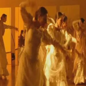 Manuel Lombo Instagram - Tenía muchas ganas de contar esta historia. Esta bellísima señora es Merche Esmeralda, una de las bailaoras sevillanas de más  relevancia de las últimas décadas. La semana pasada fue galardonada en la entrega de los premios flamencos de Cajasol. Creedme que conocerla y tratarla a raíz de este evento, ha sido de las cosas hermosas que he recibido por mis quehaceres en este camino de la vida, por donde transito de charco en charco.

Con esta costumbre adquirida  de la televisión, nuestro almuerzo, más que un encuentro, ¡se convirtió en un tercer grado! No podía creerme que al placer de estar dando un primer sorbo a una cerveza helada, (acabo de expresar lo que para mí significa la felicidad), se sumaba el estar conociendo profundamente, a uno de mis iconos artísticos. 

Pensar que la descubrí en el cine cuando tenía doce años a través de la película “Sevillanas” de Carlos Saura y que en ese momento, me encontraba frente a frente hablándonos de lo divino y lo humano, -bastante más de lo primero, puesto que los dos tenemos profundas raíces en la misma fe-, era como una feliz ensoñación, en la que te esfuerzas por no despertar…

“Qué suerte tienen algunos”, pues si; la tengo.