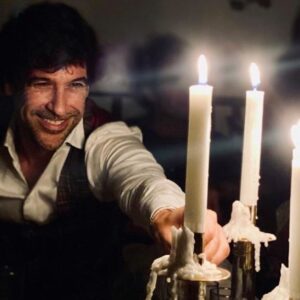 Manuel Lombo Instagram - 44 años y feliz, ¡muy feliz! Aunque lo que verdaderamente experimento es paz, calma y satisfacción por todo lo que hago. Con mis baches, por supuesto, no queramos mostrar  la vida de manera fantasiosa, pues como bien dice la Salve, ¡esto es un valle de lágrimas!, aunque sabiendo gestionarlo, tiene muchos buenos momentos. Gracias a todos los que habéis dedicado un poco de tiempo en felicitarme. Iré respondiéndoos en la medida en la que mis quehaceres me lo permitan. Poniendo fin a mis palabras con un poco de guasa y mucho de verdad; os quiero, a unos más que a otros…