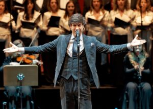 Manuel Lombo Instagram - No sabría por dónde empezar, porque terminar, tengo la sensación de no haber terminado aún. 

Me vine; pero mi corazón se quedó en el escenario. Nunca me había ocurrido nada parecido con el repertorio de “Cantes de Diciembre”. Lo que pasó ayer en el teatro de la Maestranza de Sevilla, es muy difícil de verbalizar. Los que estuvisteis allí, sabéis de lo que os hablo… 

Gracias! 

🎥📸 @teatrodelamaestranza