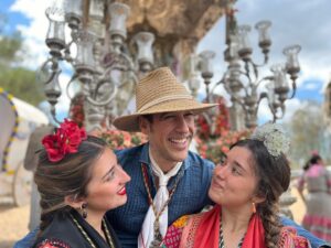 Manuel Lombo Instagram - Y ¿quién dice que la vuelta es triste? Mi @rocioaviles_  y mi @lolaaviles_  me están dando un Rocío ¡para enmarcar!
#rocio2024