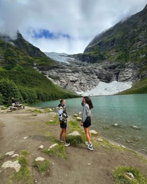 Mapi León Instagram - 3 nordmenn and 1 española packed in a caravan 🏞️📍🩵🇳🇴