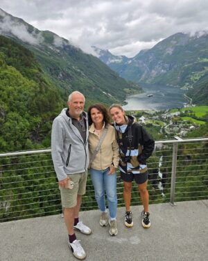 Mapi León Instagram - 3 nordmenn and 1 española packed in a caravan 🏞️📍🩵🇳🇴