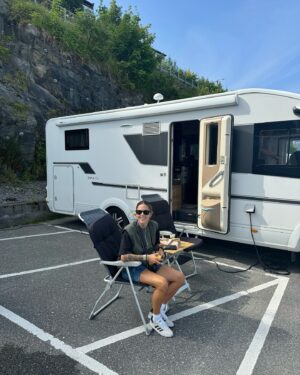Mapi León Instagram - 3 nordmenn and 1 española packed in a caravan 🏞️📍🩵🇳🇴