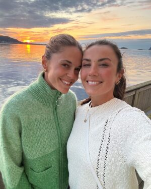 Mapi León Instagram - 3 nordmenn and 1 española packed in a caravan 🏞️📍🩵🇳🇴