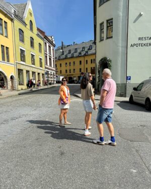 Mapi León Instagram - 3 nordmenn and 1 española packed in a caravan 🏞️📍🩵🇳🇴