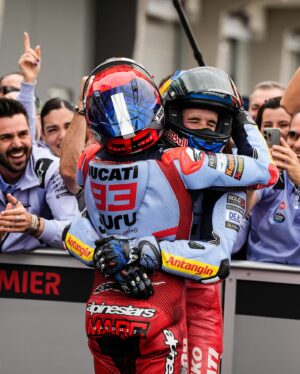 Marc Márquez Instagram - HOY SOLO QUIERO FOTOS CON @alexmarquez73!! 😄 📸 Veía muy difícil que llegara este día y cuando uno menos se lo espera, te encuentras compartiendo podio en la máxima categoría con tu hermano. No sé si se repetirá, pero sigamos disfrutándolo juntos!❤️  GRAZIE @gresiniracing!! #FacciamoUnCinema 
___

TODAY I ONLY WANT PHOTOS WITH ÁLEX!! I thought this would be very difficult to achieve. And, when you least expect it, you are sharing podium in the top category with your brother. I don’t know if it will happen again, but let’s keep enjoying it together!

#MM93