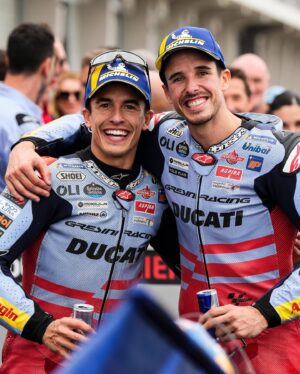 Marc Márquez Instagram - HOY SOLO QUIERO FOTOS CON @alexmarquez73!! 😄 📸 Veía muy difícil que llegara este día y cuando uno menos se lo espera, te encuentras compartiendo podio en la máxima categoría con tu hermano. No sé si se repetirá, pero sigamos disfrutándolo juntos!❤️  GRAZIE @gresiniracing!! #FacciamoUnCinema 
___

TODAY I ONLY WANT PHOTOS WITH ÁLEX!! I thought this would be very difficult to achieve. And, when you least expect it, you are sharing podium in the top category with your brother. I don’t know if it will happen again, but let’s keep enjoying it together!

#MM93