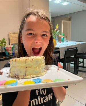 Marcel Stürmer Instagram - Acreditar com honestidade, buscar com coragem e viver com amor. Que venham as novas aventuras e aprendizados ❤️
E bora celebrar com o 3º bolinho do dia! 
😅🎂🎈
Obrigado pelas mensagens de carinho que deixaram meu aníver ainda mais especial! 
#bdayemfamília