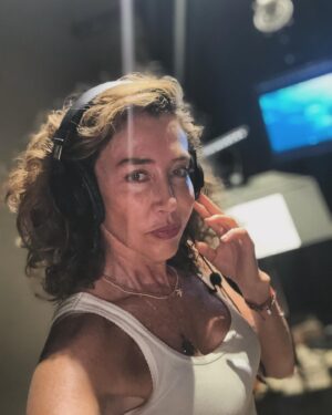 Marcela Carvajal Instagram - Aquí arreglando unos detalles de sonido para la serie que se viene pronto en @netflixlat #perfilfalso2 .  Adjusting some sound details for a new series #perfilfalso2 @netflix