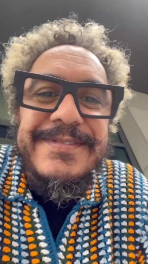 Marcelo D2 Instagram - 🗣️ interrompendo a programação da Eurotour com uma notícia extraordinária direto de Berlim: EU TIRO É ONDA , meu primeiro disco solo , tá no ar no seu app de música favorito 💥

ouçam !!

//// link na bio //// 

#EuTiroÉOnda