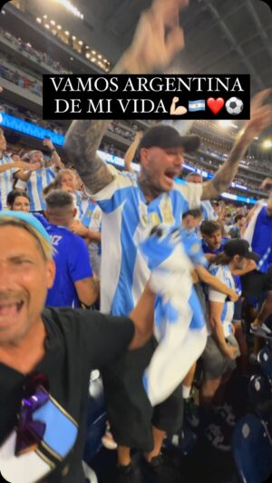 Marcelo Tinelli Instagram - Hoy en Houston vivimos una nueva noche épica en este hermoso camino de seguir a nuestra amada Selección Argentina de fútbol @afaseleccion . Somos semifinalistas de la Copa América. Con garra, con huevos, y aunque no sea el mejor partido, estos jugadores dan TODO por los colores albicelestes. Una nueva victoria. Una nueva alegría para todo el pueblo. GRACIAS ARGENTINA. Vamos por más 💪🏻❤️🇦🇷⚽️🏆