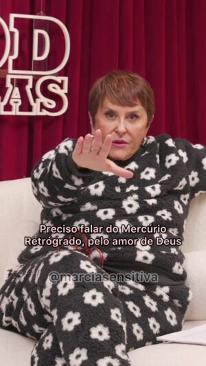 Márcia Fernandes Instagram - Até o final do mês, mais precisamente 28/08, estamos passando por um período de Mercúrio Retrógrado em Virgem! ♍

👉 Mas o que é Mercúrio Retrógrado?
O fenômeno ocorre quando o planeta Mercúrio realiza um movimento de retrocesso em relação a quem o observa a partir do nosso planeta. A retrogradação de Mercúrio surge como um processo de revisão em diversos aspectos da vida, ocorrendo desafios na comunicação e menos clareza nas decisões. 

👉 Como ele nos afeta?
Mercúrio na Astrologia é o astro associado às comunicações, viagens, transmissão de informações e ao nosso raciocínio. Por isso, nos períodos de retrogradação, alguns astrólogos sugerem ter cuidado com mal-entendidos, decisões mais sérias, arquivos e aparelhos eletrônicos, uma vez que se acentua a possibilidade de surgirem imprevistos relacionados a esses tópicos.

👉 O que devemos evitar durante Mercúrio retrógrado?
- Realizar atos comerciais muito importantes, bem como compra e venda de bens, contratos, acordos ou planos formais, pois têm mais chance de precisarem ser corrigidos e refeitos;
- Fazer investimentos de risco, pois são períodos de quedas nas bolsas de valores;
- Falar sem pensar, pois, Mercúrio representa a comunicação e é possível que, durante Mercúrio retrógrado, as falas não sejam tão claras, o combinado não saia como o planejado, o que foi contratado tenha de ser repensado;
- Colocar muitas tarefas para realizar em um único dia, pois é notório que o período sempre levará a atrasos e procrastinações, uma vez que traz maior lentidão de raciocínio e ações;
- Esquecer de fazer back-up de informações e dados importantes, pois também podem acontecer “bugs” de sistema e nos computadores, já que a tecnologia também é regida por Mercúrio.

👉 Dica: Revise algumas coisas em sua vida: a recomendação vale para acordos, contratos, relacionamentos, conversas e situações.