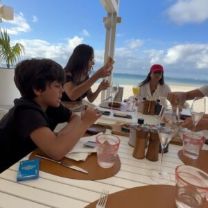 Márcio Garcia Instagram - São memórias como essa que quero dar cada vez mais aos nossos filhos e levar pra minha vida…

Um #tbt bem recente de alguns momentos que marcaram a nossa última viagem para as Ilhas Mauritius!

Juntar a família é sempre bom e nesse paraíso é ainda melhor. 

@luxbellemare já tô com saudade!!!