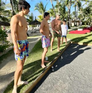 Márcio Garcia Instagram - São memórias como essa que quero dar cada vez mais aos nossos filhos e levar pra minha vida…

Um #tbt bem recente de alguns momentos que marcaram a nossa última viagem para as Ilhas Mauritius!

Juntar a família é sempre bom e nesse paraíso é ainda melhor. 

@luxbellemare já tô com saudade!!!
