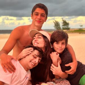 Márcio Garcia Instagram - Hoje é o dia dela!!! 
Parabéns @andreasantarosagarcia !!! 
Muito feliz em ter o previlégio de comemorarmos todos juntos nesse paraíso!

Obrigado por todo o cuidado e por todo o carinho com toda a nossa família! 
Te amamos muito!
Muita saúde, paz, amor e gratidão, hoje e sempre!
Que Deus continue te abençoando, te guiando e te protegendo sempre! 

#ferias #vacation #familiagarcia #happybirthday #familytime #mauritiusisland @luxbellemare
@luxresorts
@beabrand_marketing
@smporai