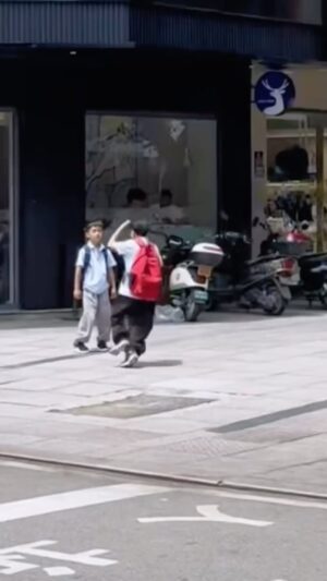 Márcio Garcia Instagram - Esses dois meninos tinham contas pra ajustar e foram resolver na rua, dando uma aula pros adultos…

Que este vídeo inspire mais batalhas como esta e menos violência entre os homens!

#pazeamor #maisamorporfavor 

Que Deus abençoe o nosso final de semana!