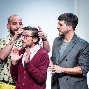 Marco Antonio Caponi Instagram - METAVERSO es TEATRO 
Y llegóel día de nuestro estreno… Así es, ayer fue nuestra primera función llena de amigos hermosos y hoy arrancamos para nuestro público, el que va a marcar nuestro camino. 
Estoy muy feliz; Gracias a todos los que estuvieron presente ayer, gracias por las risas y los hermosos abrazos ♥️ por compartir tan respetuosamente nuestro trabajo.
Estamos muy felices y orgullosos de esta obra que hemos montado con mucho trabajo y amor.
No puedo estar más feliz de jugar con este equipo 
Soñado, empezando por el gigante de @matias.feldman que nos dirigió con tanto amor y rigurosidad, es un placer trabajar con tanto compromiso, extiendo estos a mis compañeros INCREÍBLES, por toda la generosidad y el talento que despliegan siempre 🐇 @petersoncarla @nicogarciahume @diecremonesi @milaclaudeville @juanfarola Los adoro para siempre; Somos un equipo con fuerza de Compañía, es decir un sueño. 
 @pedroferreyras sos un alfil increíble ♥️
 Al igual que cada uno;  todxs N°1 del teatro
Todos genios
@gonzalo_cordoba_estevez
@marianaseropian 
@soy.prensa 
@luciasurey
@sika.iluminacion 

A partir de HOY la obra es de ustedes. 
Estaremos VIERNES SÁBADOS Y DOMINGOS; los esperamos con muchas ganas. 
Estamos en el @paseolaplazaok que es una belleza y las entradas están en @plateanet 

VIVA EL TEATRO ♥️