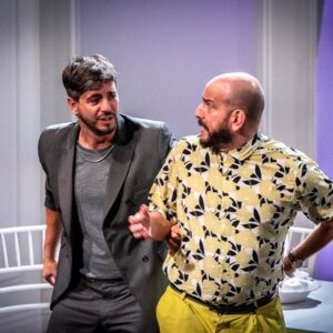 Marco Antonio Caponi Instagram - METAVERSO es TEATRO 
Y llegóel día de nuestro estreno… Así es, ayer fue nuestra primera función llena de amigos hermosos y hoy arrancamos para nuestro público, el que va a marcar nuestro camino. 
Estoy muy feliz; Gracias a todos los que estuvieron presente ayer, gracias por las risas y los hermosos abrazos ♥️ por compartir tan respetuosamente nuestro trabajo.
Estamos muy felices y orgullosos de esta obra que hemos montado con mucho trabajo y amor.
No puedo estar más feliz de jugar con este equipo 
Soñado, empezando por el gigante de @matias.feldman que nos dirigió con tanto amor y rigurosidad, es un placer trabajar con tanto compromiso, extiendo estos a mis compañeros INCREÍBLES, por toda la generosidad y el talento que despliegan siempre 🐇 @petersoncarla @nicogarciahume @diecremonesi @milaclaudeville @juanfarola Los adoro para siempre; Somos un equipo con fuerza de Compañía, es decir un sueño. 
 @pedroferreyras sos un alfil increíble ♥️
 Al igual que cada uno;  todxs N°1 del teatro
Todos genios
@gonzalo_cordoba_estevez
@marianaseropian 
@soy.prensa 
@luciasurey
@sika.iluminacion 

A partir de HOY la obra es de ustedes. 
Estaremos VIERNES SÁBADOS Y DOMINGOS; los esperamos con muchas ganas. 
Estamos en el @paseolaplazaok que es una belleza y las entradas están en @plateanet 

VIVA EL TEATRO ♥️