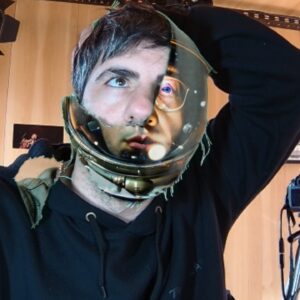 Marco Antonio Caponi Instagram - Hace años vengo pensando en el concepto DESAPARECER, es dificl, muy difícil ser invisible, pero de a poco lo estoy logrando. El objetivo es el traslado al imaginario constantemente. Diluyendo así el concepto de realidad. Ya está todo superpuesto en infinidades de capas, imposible de dilucidar qué es la verdad. 
Ciencia ficción en 20 metros cuadrados es mi objetivo, aunque el mundo ya exceda los límites de locura y fantasía.

For years now I've been thinking about the concept of DESAPARECER, it's difficult, very difficult to be invisible, but I'm gradually losing sight of it. The objective is constantly translated into the imagination. Thus diluting the concept of reality. It's all super puesto in infinidades of capas, impossible to elucidate what the truth is. 
Fiction in 20 square meters is my goal, even though the world exceeds the limits of thought and imagination.