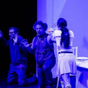 Marco Antonio Caponi Instagram - METAVERSO es TEATRO 
Y llegóel día de nuestro estreno… Así es, ayer fue nuestra primera función llena de amigos hermosos y hoy arrancamos para nuestro público, el que va a marcar nuestro camino. 
Estoy muy feliz; Gracias a todos los que estuvieron presente ayer, gracias por las risas y los hermosos abrazos ♥️ por compartir tan respetuosamente nuestro trabajo.
Estamos muy felices y orgullosos de esta obra que hemos montado con mucho trabajo y amor.
No puedo estar más feliz de jugar con este equipo 
Soñado, empezando por el gigante de @matias.feldman que nos dirigió con tanto amor y rigurosidad, es un placer trabajar con tanto compromiso, extiendo estos a mis compañeros INCREÍBLES, por toda la generosidad y el talento que despliegan siempre 🐇 @petersoncarla @nicogarciahume @diecremonesi @milaclaudeville @juanfarola Los adoro para siempre; Somos un equipo con fuerza de Compañía, es decir un sueño. 
 @pedroferreyras sos un alfil increíble ♥️
 Al igual que cada uno;  todxs N°1 del teatro
Todos genios
@gonzalo_cordoba_estevez
@marianaseropian 
@soy.prensa 
@luciasurey
@sika.iluminacion 

A partir de HOY la obra es de ustedes. 
Estaremos VIERNES SÁBADOS Y DOMINGOS; los esperamos con muchas ganas. 
Estamos en el @paseolaplazaok que es una belleza y las entradas están en @plateanet 

VIVA EL TEATRO ♥️