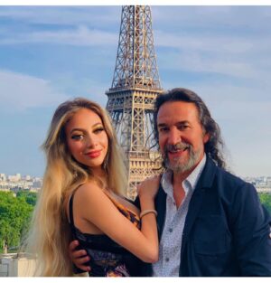 Marco Antonio Solís Instagram - Hoy como cada 19 de Julio nuestro corazón se viste de fiesta ya que celebramos el aniversario de vida de nuestra amada @maroficial. Marla es un Ser lleno de muchísimas virtudes, talentosa, alegre y llena de buenos valores, que orgullo y bendición tener una hija así!.
Dios nos la bendiga siempre! Feliz cumpleaños MAR! 🎈💃🏼🕺🏻🎉🎂🥳🎈🎈🎊🎊🎁🎁🎁
