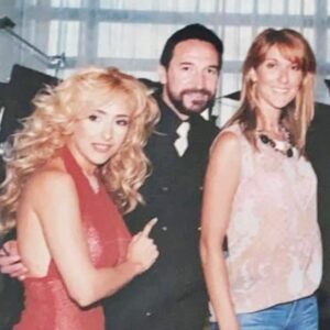 Marco Antonio Solís Instagram - Tuve oportunidad de coincidir y conocer a @celinedion hace unos años y hoy que la he visto en un escenario tan espectacular y magnífico cómo lo es la Torre Eiffel entonando a #EdithPiaf en el cierre de la Inauguración de las @olympics realmente me llenó el corazón de esperanza e ilusión. 
Ella es una mujer espectacular, una figura monumental en el mundo de la música, y su legado va más allá de ser una de las voces más icónicas de nuestra era. 
La resiliencia de Céline se manifiesta en su habilidad para superar desafíos personales y profesionales con gracia y fortaleza. A lo largo de su carrera ha enfrentado numerosas pruebas, sin embargo su capacidad para enfrentar estas adversidades con dignidad y seguir brillando en el escenario es testimonio de su fortaleza interior y su indomable espíritu. En resumen, ella no solo es una cantante con una voz extraordinaria, sino una figura que ha demostrado que la verdadera grandeza se construye a través de la pasión, la resiliencia y la dedicación incesante. 
Su contribución a la música y a la inspiración global es incalculable, y su legado sigue siendo una fuente de admiración y respeto en todo el mundo. 
Que sean estos ejemplos los que sigan alumbrando el mundo e inspirando a millones. 🫶🏽 #MarcoAntonioSolís #CelineDion @cristy_solis