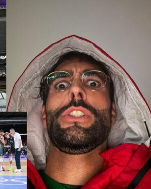 Marco Mengoni Instagram - Per cerimonie d’inaugurazione, gare, sfide, imprese epiche e leggendarie. Tifoso entusiasta, sportivo, corretto, appassionato e pronto a sfidare acqua, sole e vento… eccomi, sono disponibile 😍

Grazie @italiateam @federnuoto @_federtennis @federazioneitalianapallavolo 

Viva lo sport, le olimpiadi e questo bellissimo senso di unione tra tutte le persone! 

E grazie @omega per l’invito! #invitedby