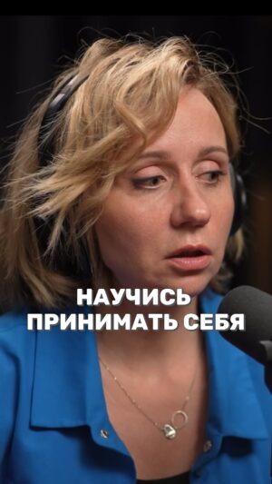 Margarita Rodina Instagram - Для всех хейтеров и людей, которые мне говорят, что я плохо выгляжу. 
 Когда ты с синяками по глазами, дулькой на голове и отеками в области всего, а тебе все равно подмигивают мужчины- это сила! 
 Да, возможно это кто-то в пиджаке на голое тело у Пятерочки, но подмигивает же именно тебе! Потому что королеву не спрячешь в треники!

Ценим.Принимаем. Любим себя.
Записываемся на мои курсы по самооценке!

#женскийстендап
#красотаспасетмир 
#алкоголь