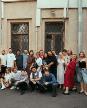 Margarita Rodina Instagram - Я редко ношу платья. Прям сильно редко. 
Красное я вообще не ношу. 
Но это платье мне в качестве комплимента сшила компания @7.2.66.brand 
Сшила на заказ и полгода платье висело в шкафу, потому что я стеснялась его носить)

Но 16 июля была годовщина свадьбы моих любимых Веры @veradrovenikova и Жени Чебаткова @chebatkov_yevgeniy 
И я подумала или сейчас или никогда. 

Теперь, видимо, всегда, потому что это невероятно красиво!
И праздник хороший)

Мой образ @nina_nezhinskaia 

#свадьба 
#красивоеплатье 
#романтика