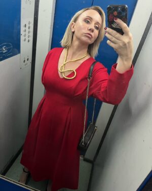 Margarita Rodina Instagram - Я редко ношу платья. Прям сильно редко. 
Красное я вообще не ношу. 
Но это платье мне в качестве комплимента сшила компания @7.2.66.brand 
Сшила на заказ и полгода платье висело в шкафу, потому что я стеснялась его носить)

Но 16 июля была годовщина свадьбы моих любимых Веры @veradrovenikova и Жени Чебаткова @chebatkov_yevgeniy 
И я подумала или сейчас или никогда. 

Теперь, видимо, всегда, потому что это невероятно красиво!
И праздник хороший)

Мой образ @nina_nezhinskaia 

#свадьба 
#красивоеплатье 
#романтика