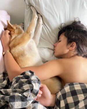 Marguerite Thiam Instagram - Les réveils sont toujours plus doux avec un chien