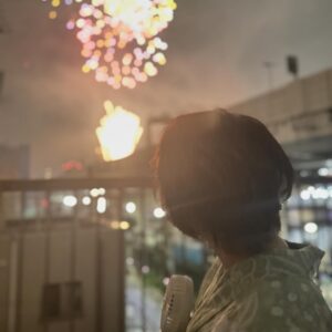 Mari Yaguchi Instagram - 今日は、
隅田川の花火大会へ✨
テレ東さんの独占生中継でしたよー😊✨
めっっっちゃくちゃ綺麗でした🎆✨
ゆうちゃんと愛ちゃんとその場にいた皆さんと、
素敵な夏の思い出が出来ました🥹✨
本当にありがとうございました！！