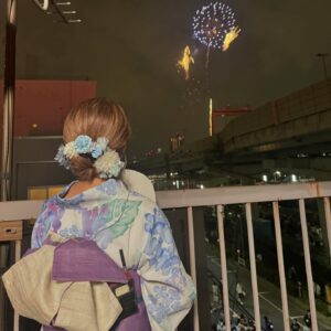 Mari Yaguchi Instagram - 今日は、
隅田川の花火大会へ✨
テレ東さんの独占生中継でしたよー😊✨
めっっっちゃくちゃ綺麗でした🎆✨
ゆうちゃんと愛ちゃんとその場にいた皆さんと、
素敵な夏の思い出が出来ました🥹✨
本当にありがとうございました！！