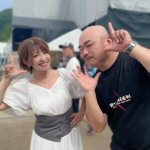 Mari Yaguchi Instagram - 最近、
クロちゃんとよくお仕事で会います😊✨
この間なんて楽屋も一緒でしたw
クロちゃんってほんとプロ😳✨
色々言うと営業妨害って言われちゃうから、
言わないね🤫✨
これは岐阜で関ケ原歌姫合戦のコーナーゲストの時の写真😊✨
暑かったけど楽しかった♡
盛り上がってくれて本当に嬉しかったです！！
ありがとーぅ🌻✨

３枚目４枚目はクロフェスの時ので、
５枚目６枚目はクロクルパレットの時の📸✨

では😊✨

今日も暑いですが体調に気をつけてお過ごしください😊