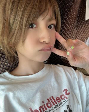Mari Yaguchi Instagram - 🌻🌻🌻
１枚目はちょっとアイロンで動きつけた髪型。
光当たるとまあまあ明るい✨
２枚目３枚目は、ちょい外はね😊✨
暗いところだとこの色✨
今はウルフっぽい髪型で、
色はハイライト入ってるベージュです♡
伸ばしてます🥹

@i._hair_tokyo さん✨
@mel_87_mel さんいつもありがとうございます😊✨

以上髪型情報でした😁w