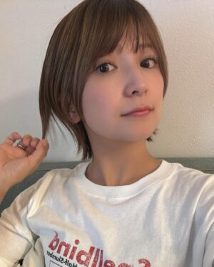 Mari Yaguchi Instagram - 🌻🌻🌻
１枚目はちょっとアイロンで動きつけた髪型。
光当たるとまあまあ明るい✨
２枚目３枚目は、ちょい外はね😊✨
暗いところだとこの色✨
今はウルフっぽい髪型で、
色はハイライト入ってるベージュです♡
伸ばしてます🥹

@i._hair_tokyo さん✨
@mel_87_mel さんいつもありがとうございます😊✨

以上髪型情報でした😁w